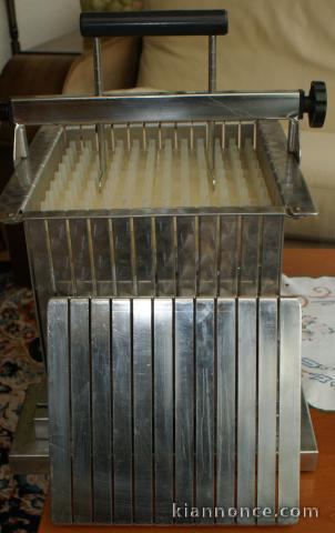 Machine pour faire des brochettes