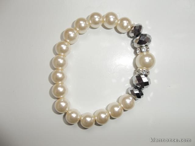 BRACELET EN PERLE EST STRASS
