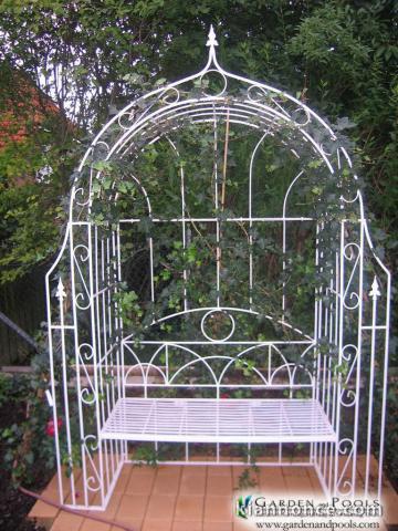 Pergola en arc pour rosiers avec banc