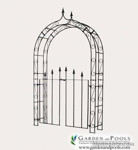 Pergola en arc pour rosiers avec la porte