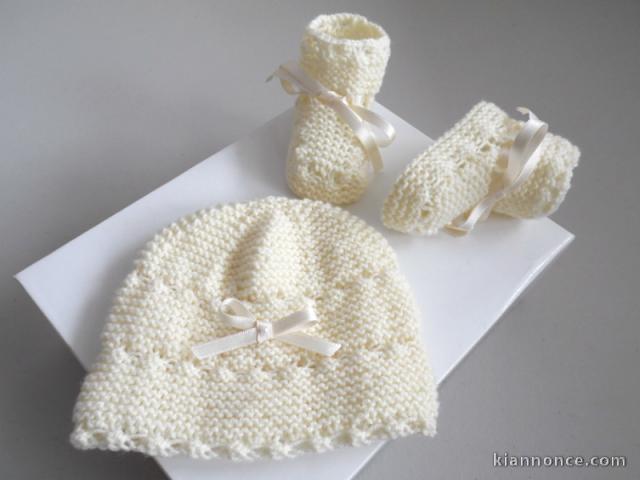 Tricot bébé bonnet et chaussons écrus fille