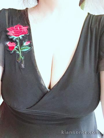 Jeune femme pour massage Naturiste