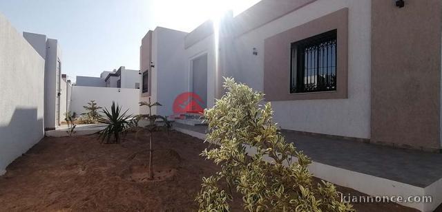A VENDRE UNE MAISON AVEC 3 CGAMBRES NEUVE A HOUMT SOUK DJERBA