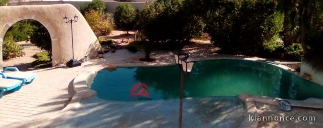 A VENDRE UNE MAISON AVEC UN GRAND TERRAIN A HOUMT SOUK DJERBA