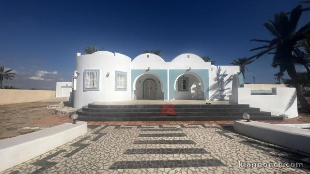 VILLA AVEC GRAND TERRAIN PROCHE ZONE TOURISTIQUE DJERBA - RÉF V65