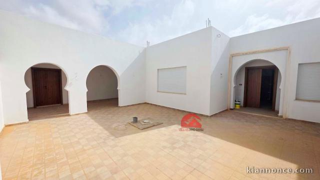 VILLA DE PLAIN-PIED À HOUMT SOUK DJERBA ZU - RÉF V713