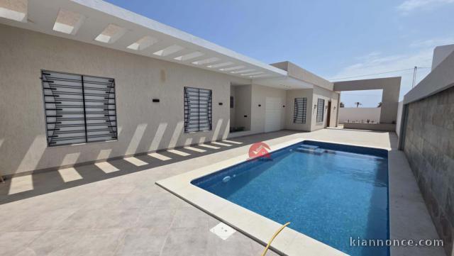VILLA DE PLAIN-PIED AVEC PISCINE À HOUMT SOUK DJERBA ZA-RÉF V705