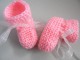 Chaussons coloris rose tricot laine b&eacute;b&eacute; fait main