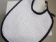 Pu&eacute;riculture Bavoir blanc gaufr&eacute; b&eacute;b&eacute; fait main