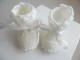 Tricot b&eacute;b&eacute; chaussons blancs laine fait main