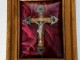 Crucifix argent&eacute;, dans un cadre stuc dor&eacute; des ann&eacute;es 1900